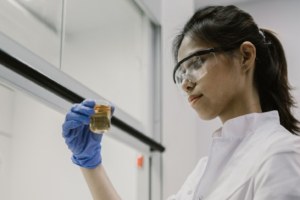 Read more about the article 혈뇨 원인 및 감별법: 방광염 vs 콩팥(사구체) 질환, 소변 침사 검사(Urine Sediment) 정밀 해석